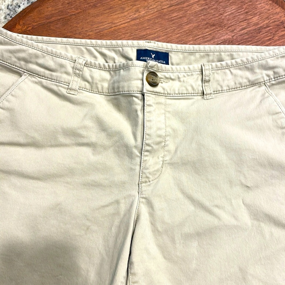 AEO midi stretch chino shorts. Flat front w/front and back pockets. Looks new!